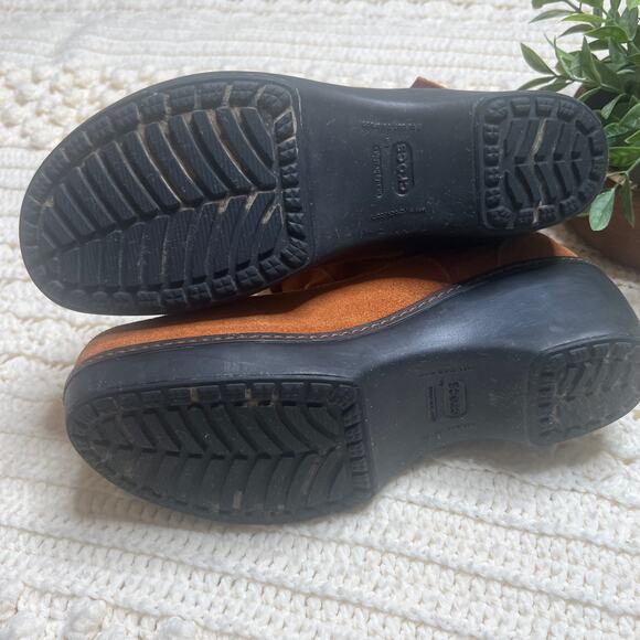 CROCS 11554 Woman 10 Fold Over Ankle Boot Suede Leather Tan Winter Buckle Boho - Picture 9 of 16